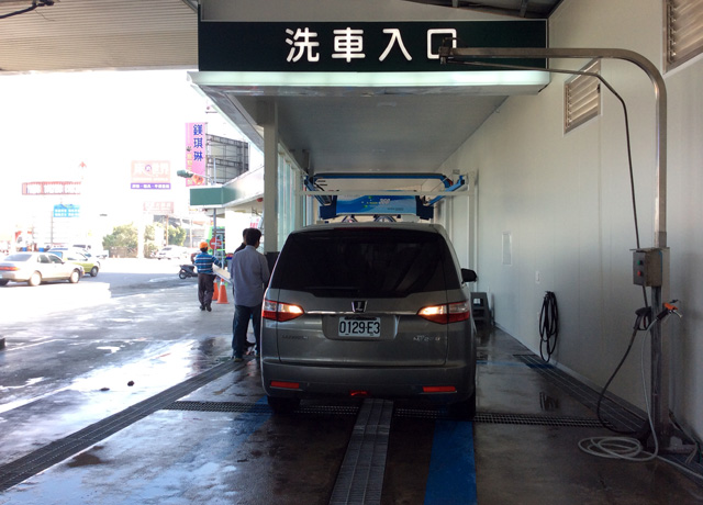 In-bay automatic car wash
