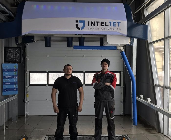 Inteljet technician with customer